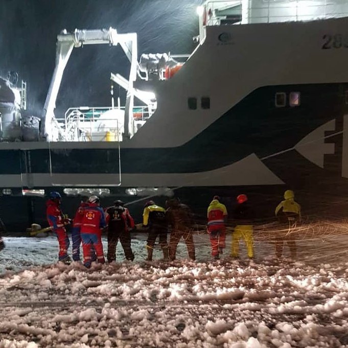 Um miðnætti fékk Skagfirðingasveit útkall um að Drangey SK 2 væri að losna frá bryggju, á meðan útkalli stóð fóru vindkviður hátt uppí 40 m/s. Mynd: FB Skagfirðingasveitar.