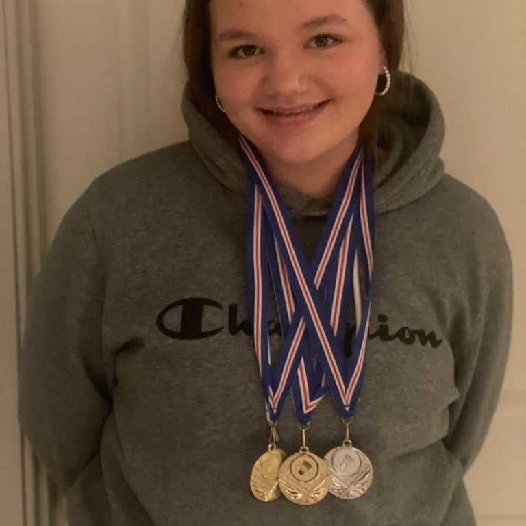 Júlía Marín með medalíurnar sem hún vann á einu badmintonmótinu. MYNDIR AÐSENDAR