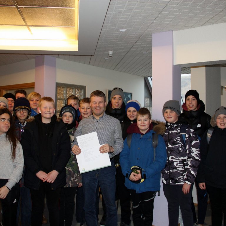 Nemendur 8. bekkjar Árskóla ásamt Sigfúsi Inga Sigfússyni sveitarstjóra. Mynd: Heba Guðmundsdóttir.