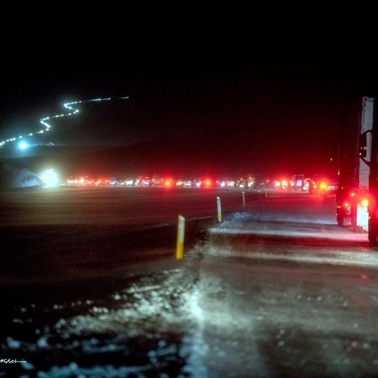 Langar raðir mynduðust beggja vegna Öxnadalsheiðar er umferð var hleypt yfir á ný. Myndir: Róbert Daníel Jónsson.