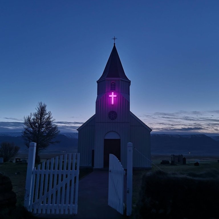 Glaumbæjarkirkja í morgunsárið á bleikum degi. Mynd: HMJ