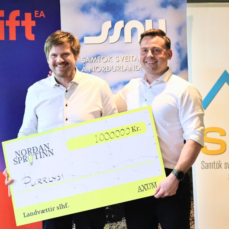 Páll Þór Ingvarsson fulltrúi Þurrlýsis tekur við verðlaunafé af Hreini Haulksyni fulltrúa dómnefndar. Mynd: Aðsend.