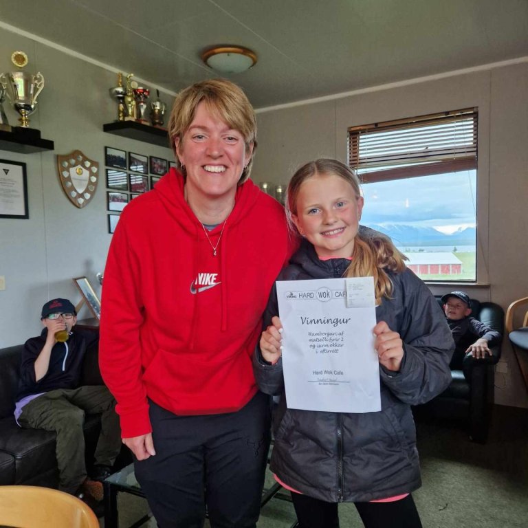 Hér eru þær stöllur Dagbjört og Nína með verðlaunin. Mynd aðsend.