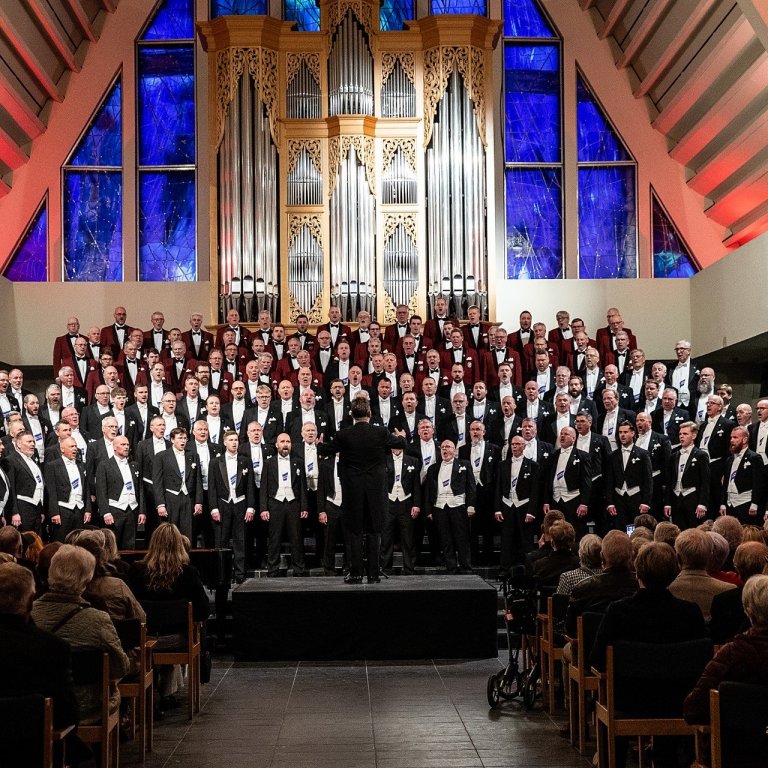 Heimir og karlakór Reykjavíkur sameinaðir í Langholtskirkju. Mynd: Jón Svavarsson.