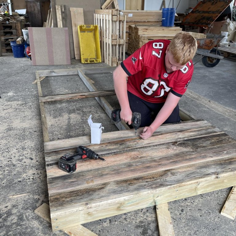 Snæbjörn Elfar Arnarsson að smíða teig fyrir frispívöllinn. MYNDIR AÐSENDAR.