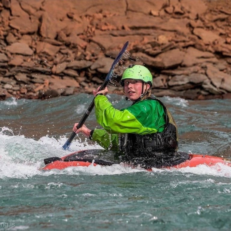 Máni Baldur í aksjón á kayaknum. Mynd: Anup Gurung.