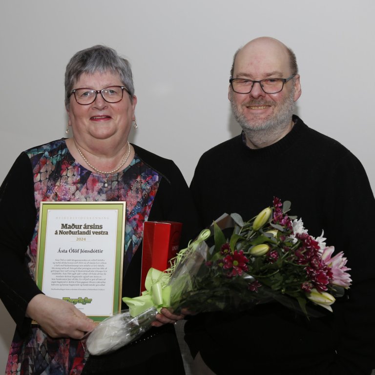 Ásta Ólöf ásamt ritstjóra Feykis Óla Arnari þegar hún tók við viðurkenningarskjali og hamingjuóskum. MYND gg