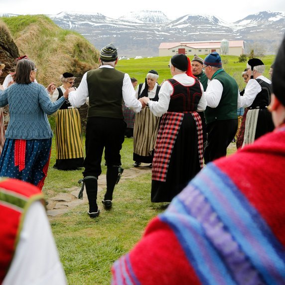 Dansfélagið Vefarinn steig nokkur dansspor fyrir safngesti. Í forgrunni glittir í Pilsaþytskonur. Myndir: Gunnhildur Gísladóttir