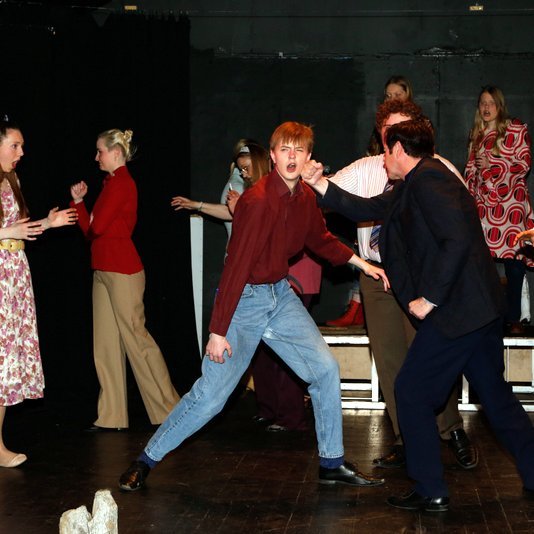 Frá sýningu á Á frívaktinni sem Pétur Guðjónsson samdi og leikstýrði hjá LS 2021. Mynd: Gunnhildur Gísla.