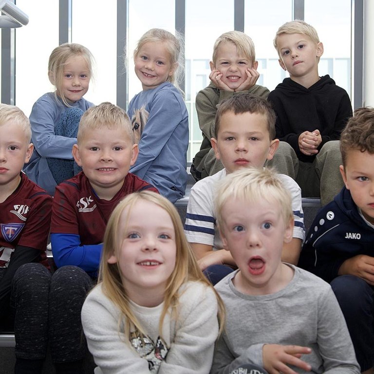 Tvíburapörin fimm í 1.bekk í Árskóla. Efsta röð frá vinstri: Brynja, Freyja, Daníel Máni og Emil Fannar. Miðröð frá vistri: Aron Sölvi, Almar Logi, Jóel Darri og Aron Elmar. Fremst eru Sara Margrét og Hilmir Óli. MYND GG