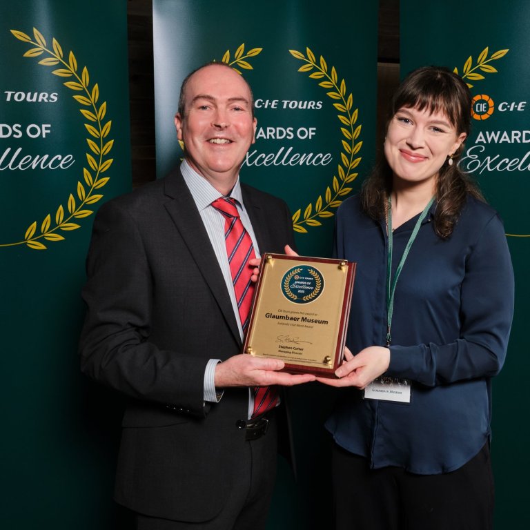 Stephen Cotter framkvæmdastjóri CIE Tours ásamt Ylfu Leifsdóttur sem tók á móti viðurkenningunni fyrir Glaumbæ. MYND AÐSEND