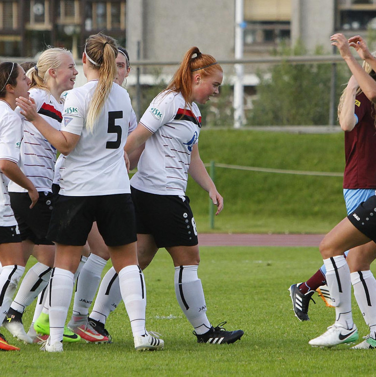 Stelpurnar fagna sigurmarki Maríu Daggar (önnur frá vinstri) sem kom á 90. mínútu. MYND: ÓAB