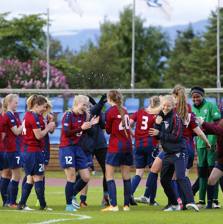 Stólastúlkur fagna góðum sigri á liði ÍA. MYNDIR: ÓAB