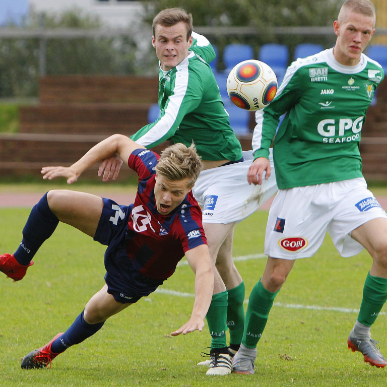 Hólmar Daði Skúlason fær flugferð frá varnarmönnum Völsungs. Takið eftir buxum kappans á miðri mynd. MYND: ÓAB