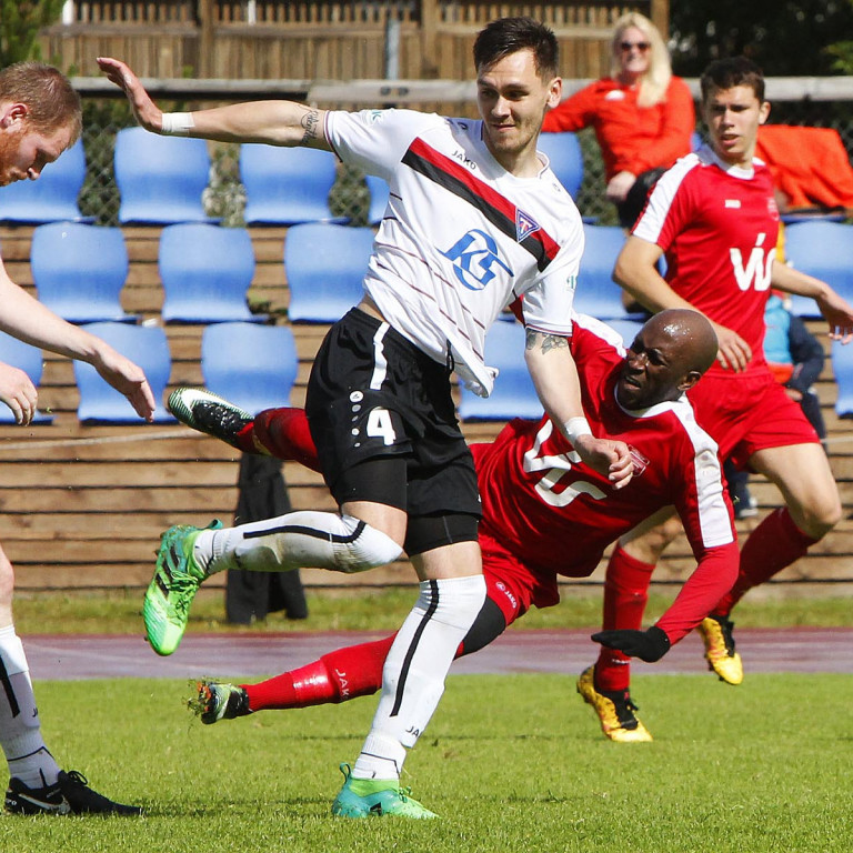 Fannar Kolbeins og Tanner Sica í baráttu við Akil De Freitas í liði Sindra. MYNDIR: ÓAB