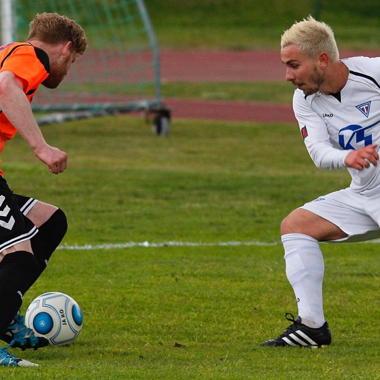 Bjarni Smári í leik á móti Þrótti Vogum fyrr í sumar. Bjarni fékk að skoða gula spjaldið hjá dómaranum í dag en hann hefur reyndar séð það áður.  MYND: ÓAB