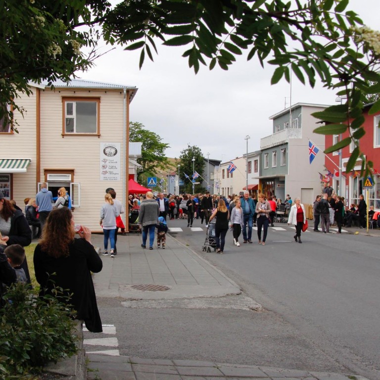 Horft út Aðalgötuna af kirkjutröppunum. MYND: ÓAB