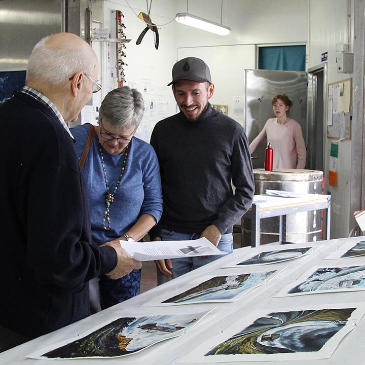 Listamaðurinn Jérémy Pailler (til hægr) fer yfir málin með Unni Magg og Binna Júlla. MYNDIR: ÓAB
