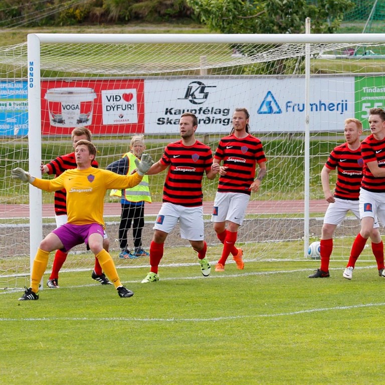 Ragnar Gunnarsson skallar fyrir mark Kára en inn fór boltinn ekki í þetta skiptið.  MYND: ÓAB
