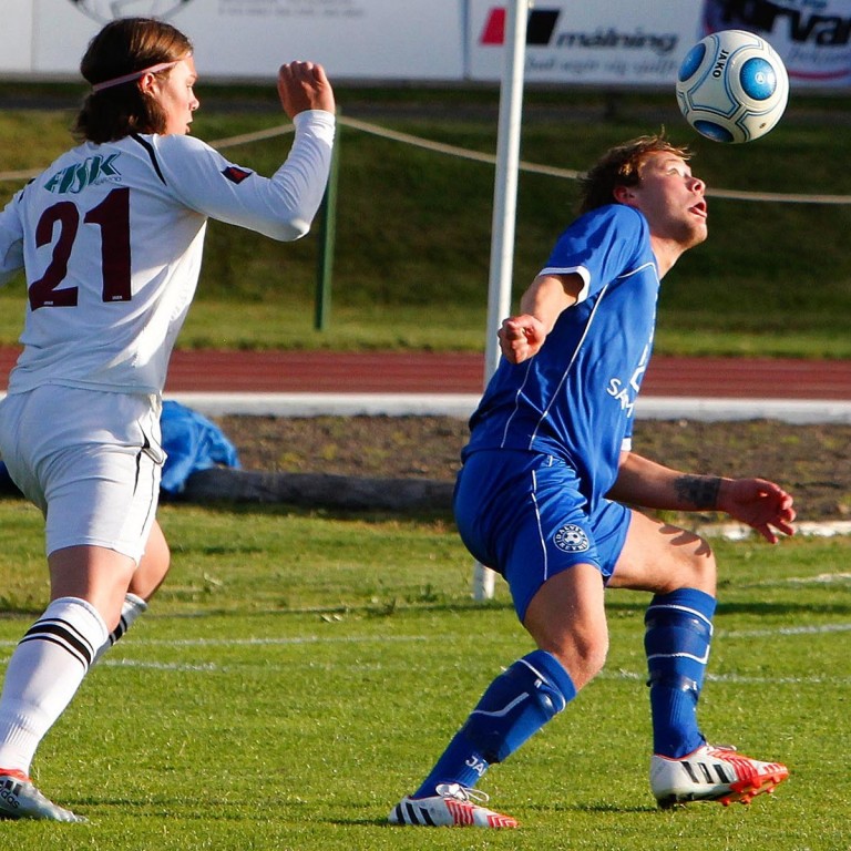 Vilhjálmur Kaldal Sigurðsson sækir að varnarmanni Dalvíkur/Reynis.  MYND: ÓAB