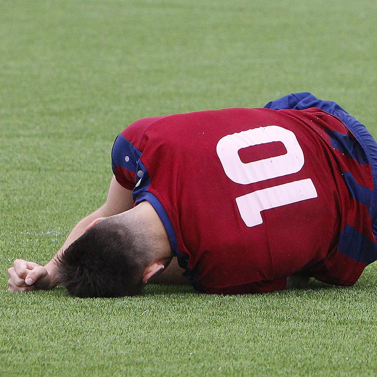 Stefan Lamanna liggur í gervigrasinu. Gróttumenn voru ófeimnir við að brjóta á kappanum. MYND: ÓAB