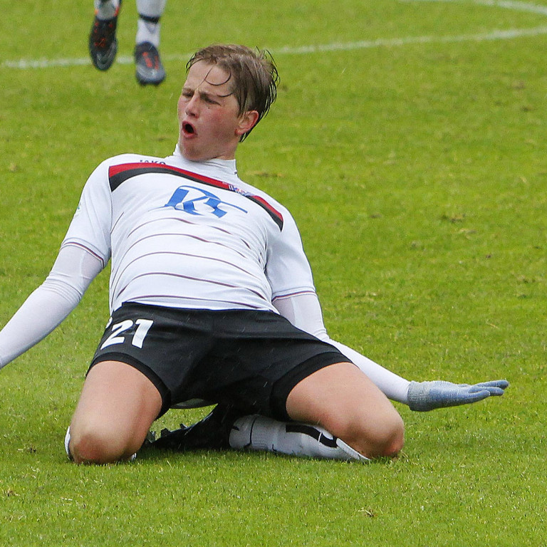 Arnar Ólafs fagnar marki sínu í leiknum með stæl. MYND: ÓAB