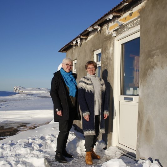 Þuríður Helga og Solveig á Þangstöðum, húsnæði Verðanda endurnýtingarmiðstöðvar. Mynd: Þuríður Helga Jónasdóttir.