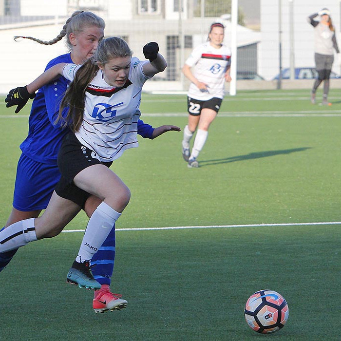Vigdís Edda fer framhjá leikmanni Álftaness sem ákvað að brjóta einu sinni sem oftar í leiknum. MYND: ÓAB
