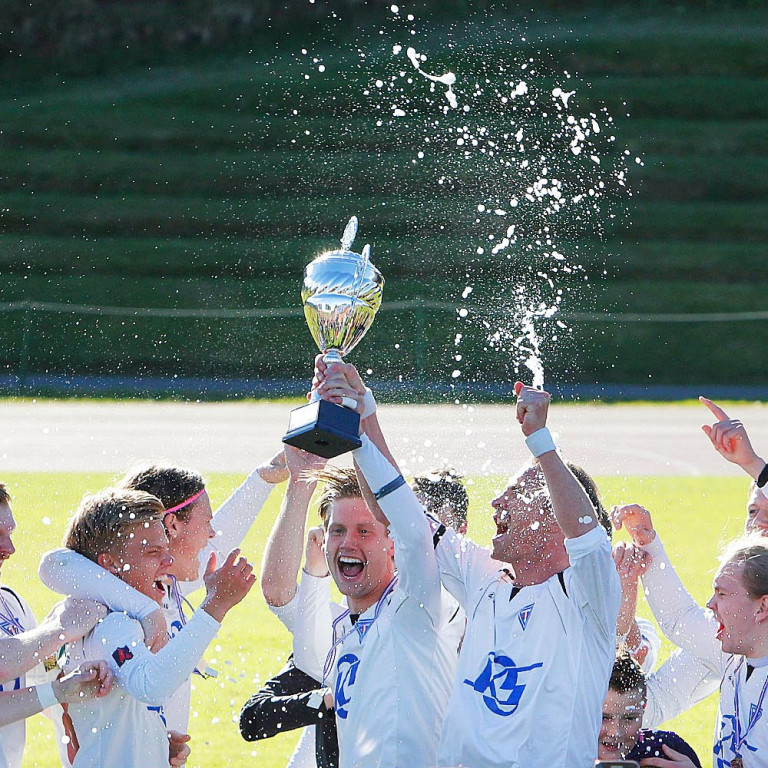 Kampakátir Tindastólsmenn með bikarinn á lofti.  MYNDIR: ÓAB