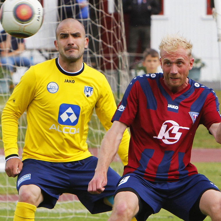 Kenny Hogg í baráttunni á vítateig gestanna. MYND: ÓAB