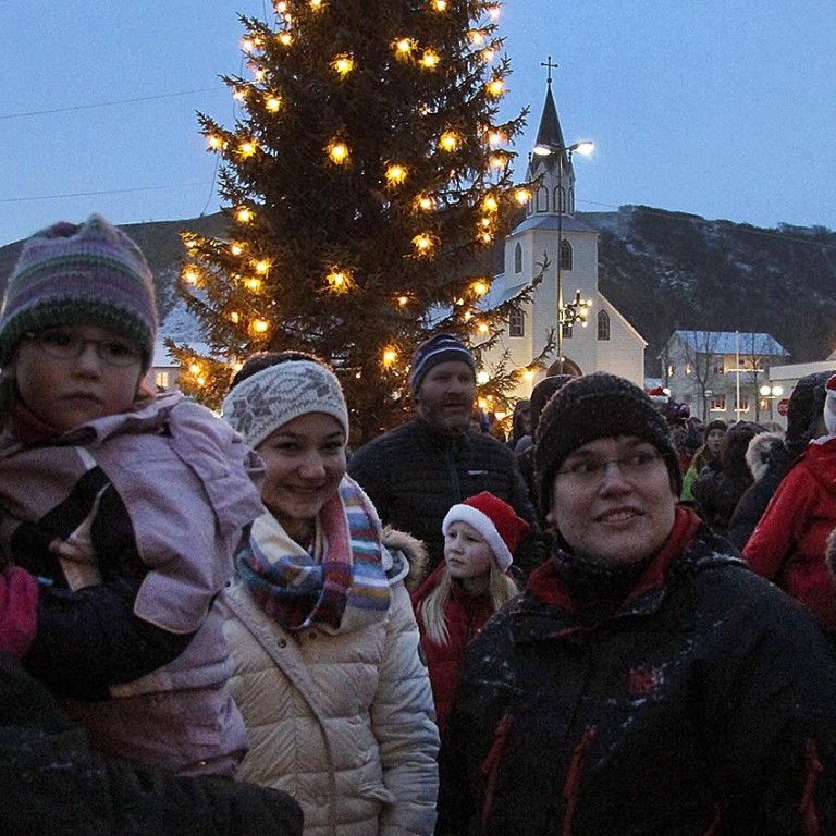 Það var fjölmenni á Kirkjutorginu á Sauðárkróki þegar ljós voru tendruð á jólatrénu frá Kongsberg. MYNDIR: ÓAB