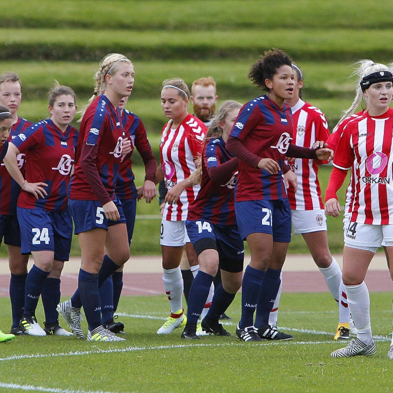 Stelpurnar gera sig klárar fyrir fast leikatriði. MYND: ÓAB