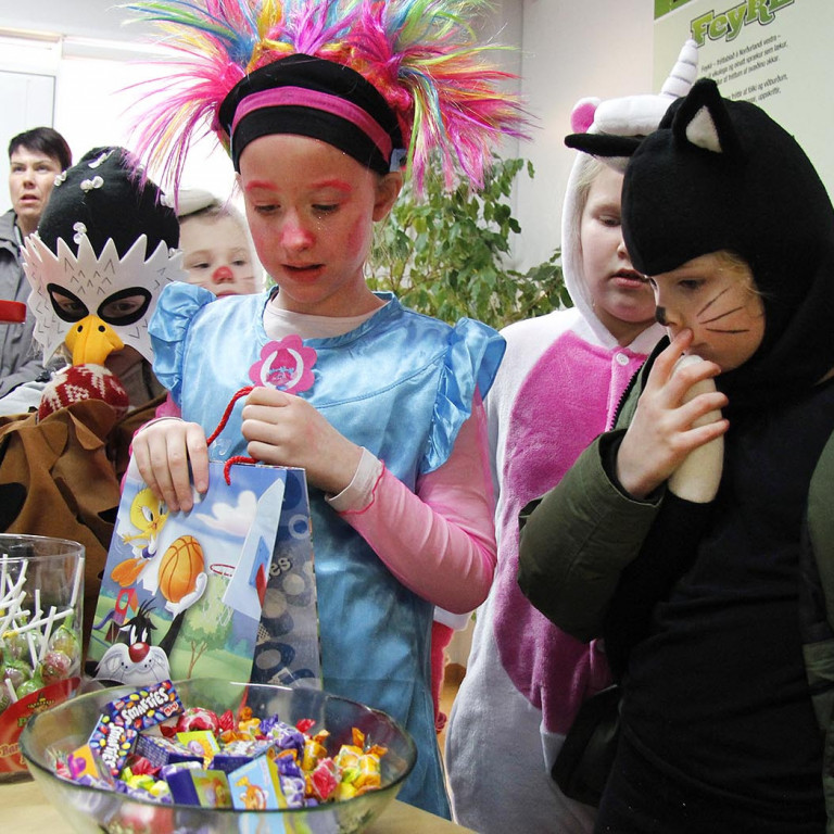 Hressir krakkar í nammipælingum.  MYNDIR: ÓAB