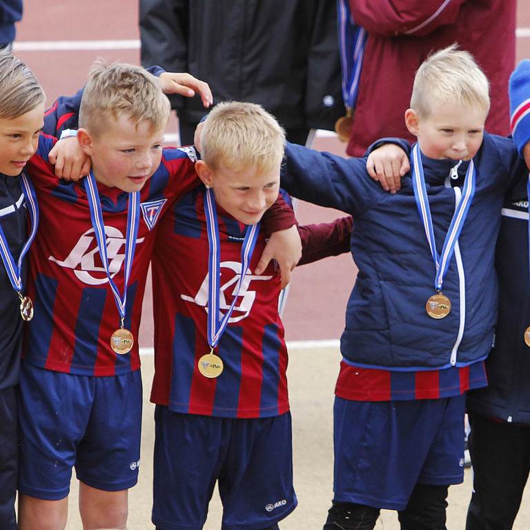 Galvaskir Tindastólspiltar kampakátir með verðlaunapeningana sína. MYNDIR: ÓAB