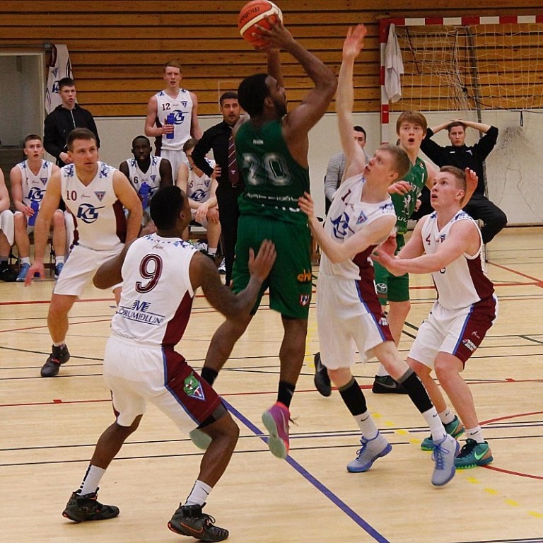 Tindastólsmenn reyna að verjast Atkinson í kvöld. MYND: ÓAB