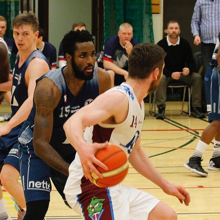 Slagur Helga Viggós og Jerome Hill var magnaður í kvöld. Báðir áttu góðan leik en það var Helgi sem stóð uppi sem sigurvegari á stigum.  MYND: ÓAB