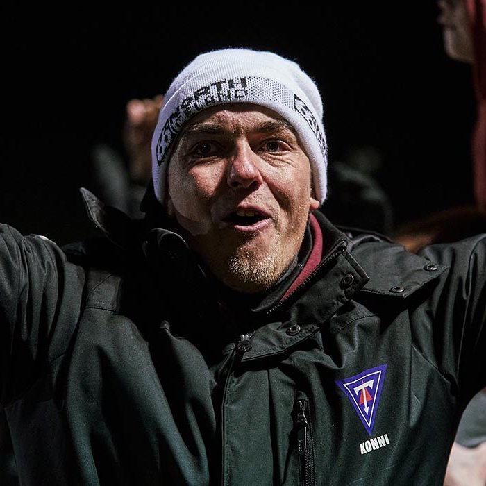 Konni kampakátur í leikslok í gær en á sínu fyrsta ári sem þjálfari meistaraflokks Tindastóls hefur hann náð flottum árangri í deild og er nú kominn með lið sitt í úrslitaleik á Laugardalsvelli. Til hamingju! MYND: SIGURÐUR INGI