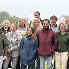Gísli biskub og Þuríður tóku á móti hópnum á Hólum. Annar og þriðji t.v. eru Vincent og Ben, Romolo á milli Gísla og Þuríðar. Mynd: Guðbergur Davíðsson.