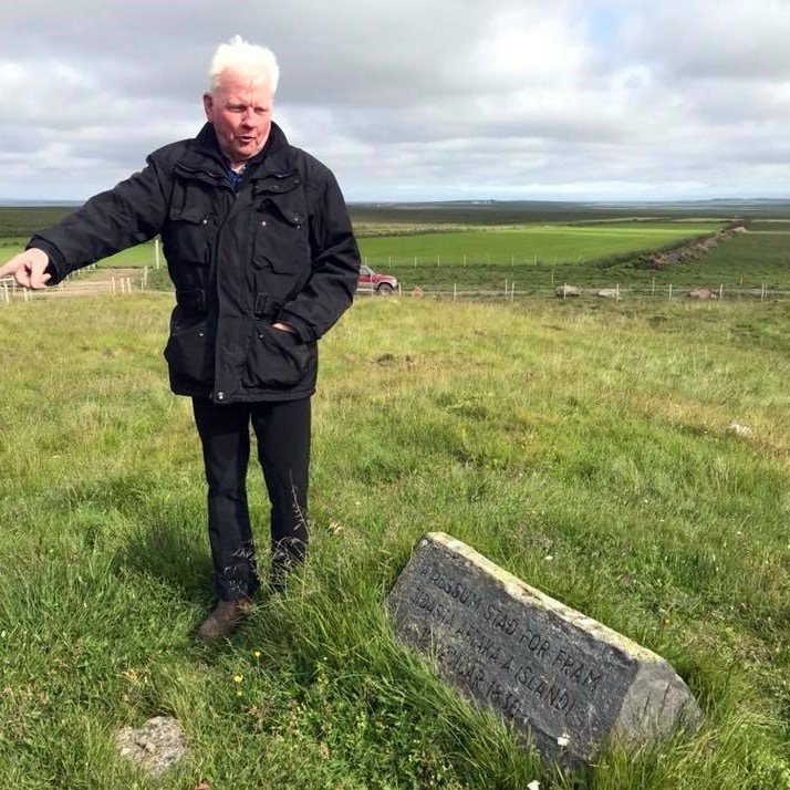 Sagnamaðurinn Magnús Ólafsson frá Sveinsstöðum við aftökustað Agnesar og Friðriks á Þrístöpum. Aðsend mynd.
