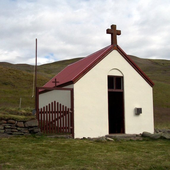 Mynd: Ábæjarkirkja á eyðibýlinu Ábæ í Austurdal í Skagafirði. Kirkjan var byggð 1922 en bærinn hefur verið í eyði síðan 1941. Mynd: kirkjukort.net.