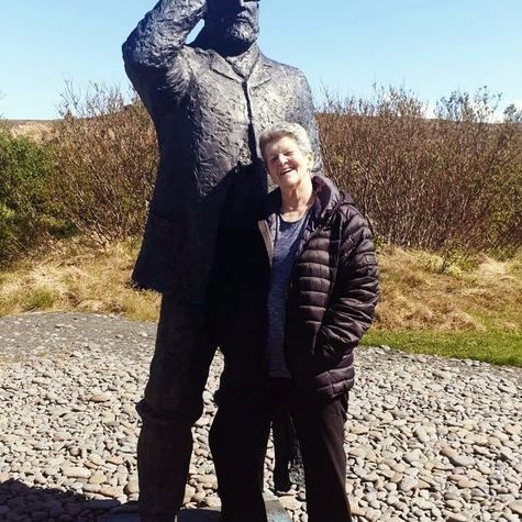Sigríður Fjóla langar að heiðra minningu móður sinnar, sem hér hallar sér uppa að Jóni Ósmanni, og gefa út matreiðsubók með hennar spennandi uppskriftum. Mynd af Karolinafund.com.
