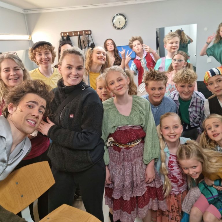 Leikhópurinn og starfsfólk klárt fyrir frumsýningu. Mynd: HMJ