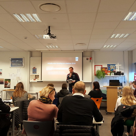 Frá aðalfundi knattspyrnudeildar Tindastóls. Jón Stefán Jónsson ræðir við fundarmenn. Mynd: PF