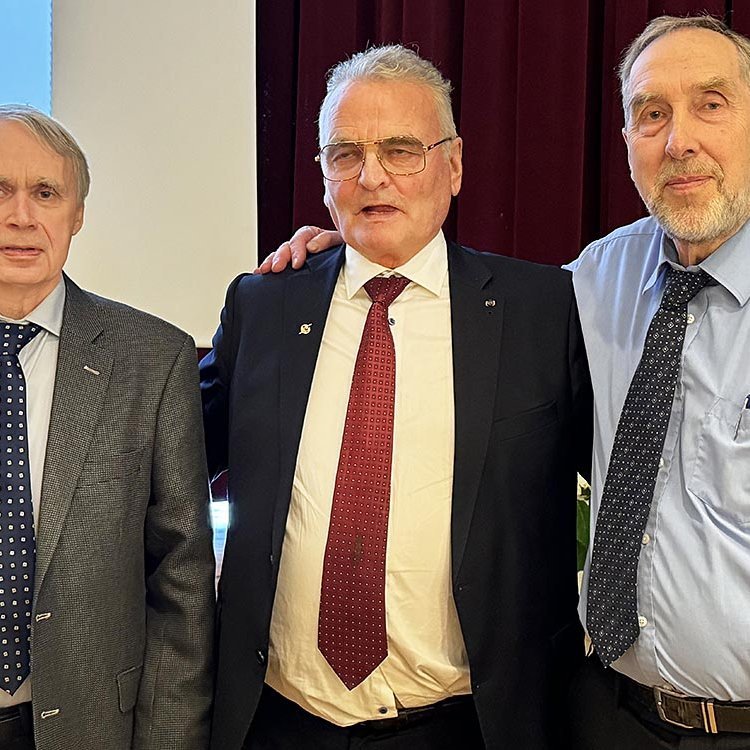 Frá aðalfundi KS. Þórólfur Gíslason kaupfélagsstjóri, Guðni Ágústsson og Bjarni Maronsson stjórnarformaður KS.    Mynd AÐSEND