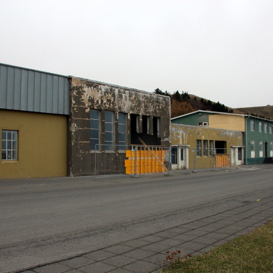 Húsin við Aðalgötu sem hýsa eiga Sýndarveruleikasýninguna. Mynd:FE