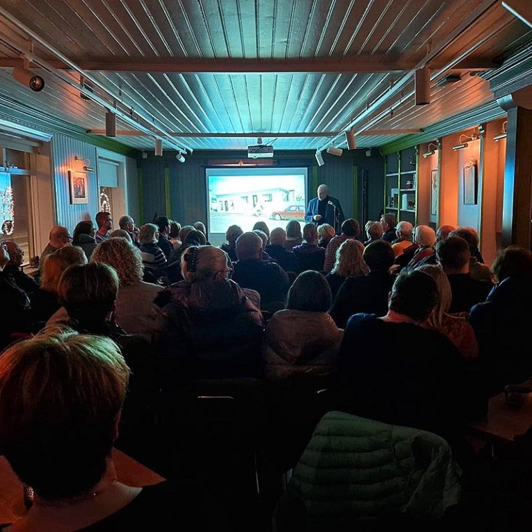 Frá dagskránni Aðalgatan á aðventu sem fór fram í gær fyrir fullum sal af fólki. MYND: ÓMAR BRAGI