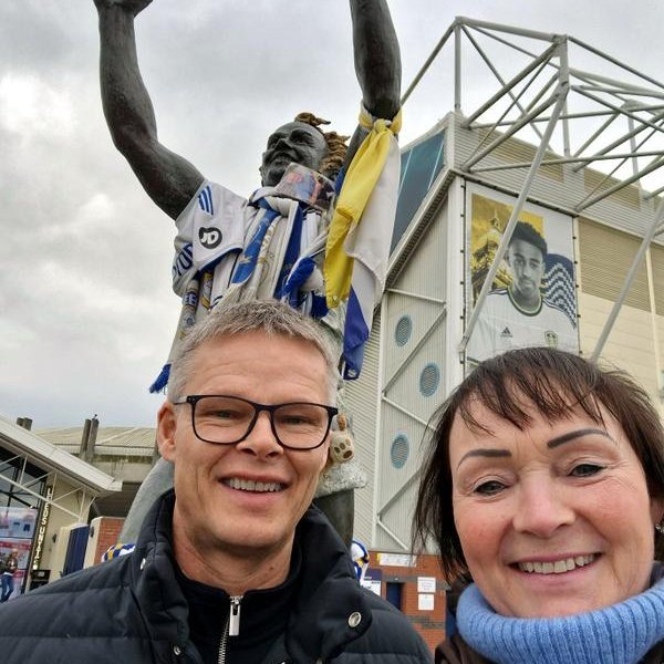 Hilmar og Didda í góðum gír fyrir utan Elland Road. Bak við þau er stytta af William John Bremner (9. desember 1942 – 7. desember 1997) sem var skoskur atvinnumaður í knattspyrnu og knattspyrnustjóri. Hann lék með Leeds United frá 1959 til 1976, og var fyrirliði frá 1965, á einu farsælasta tímabili í sögu félagsins. Aðsendar myndir.