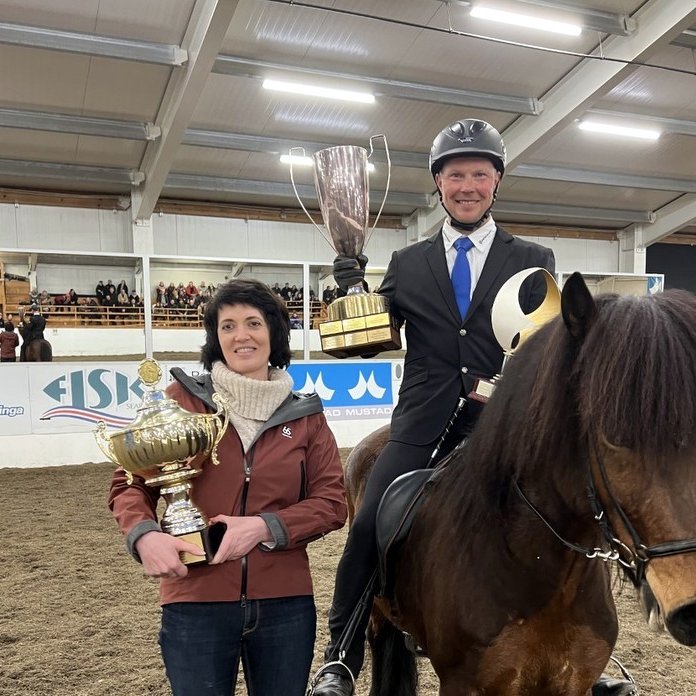 Kynbótaknapi ársins 2021, Þórarinn Eymundsson, með Kraftsbikarinn. Einnig heldur hann á Sörlabikarnum sem veittur var hæst dæmda kynbótahrossi í Skagafirði 2021, sem er hryssan Þrá frá Prestsbæ sem Þórarinn situr. Við hlið þeirra stendur Guðrún Stefánsdóttir, formaður HSS, og heldur á Ófeigsbikarnum sem hrossaræktarbú ársins, Prestsbær hlaut árið 2021.
Myndin var tekin á reiðhallarsýningunni Tekið til kostanna 29. apríl sl. Mynd: Arnþrúður Heimisdóttir.
Myndir af verðlaunaafhendingu: Rósa María Vésteinsdóttir.