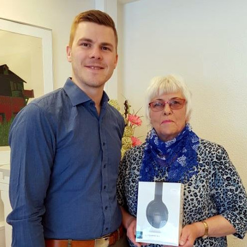 Vinningshafinn Elísabet Ögmundsdóttir ásamt Guðlaugi Skúlasyni, fyrirtækjaráðgjafaSímans