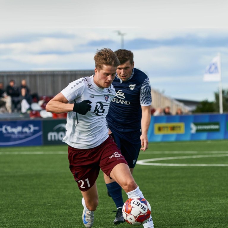 Addi Ólafs var með tvo mörk í dag en hann gerði níu í deildinni í sumar og var alveg örugglega markahæsti leikmaður liðsins. Hér er hann með boltann í leik gegn Árborg um síðustu helgi. MYND: SIGURÐUR INGI
